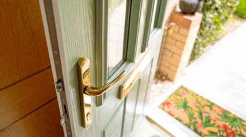 Porte d'entrée : comment améliorer son isolation thermique ?