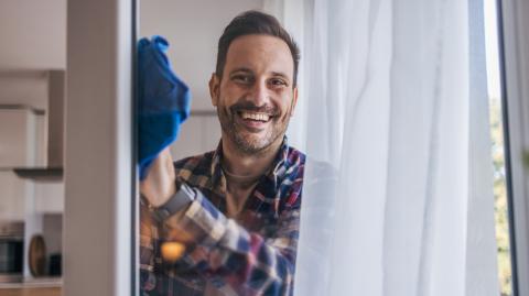 Quels ingrédients naturels pour nettoyer ses vitres sans laisser de traces ?