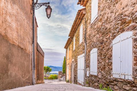 Vue panoramique d'une rue, dans le vieux village de Gassin. 