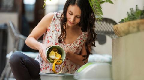 Il est tout à fait possible de mener à bien la mise en place d'un compost en appartement, en évitant quelques erreurs fréquentes. © aldomurillo - Getty images