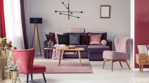 Le mauve peut être intégré astucieusement dans toutes les pièces d'un logement pour le rendre élégant et chaleureux. © KatarzynaBialasiewicz - Getty images