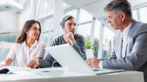 Un jeune couple est en rendez-vous avec son banquier