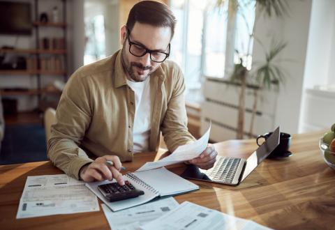 Location meublée : la CSG est en hausse en 2026. © skynesher – Getty Images