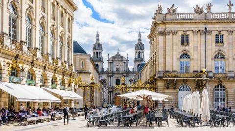 La Place Stanislas est un lieu emblématique de Nancy et ravira les amoureux d'architecture. © olrat - Getty images