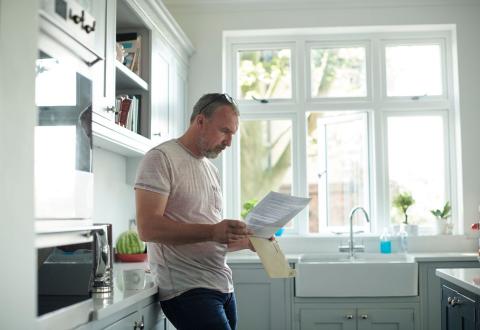 En plus de l’indemnité d’occupation, le propriétaire peut demander des dommages et intérêts en cas de préjudices subis. © sturti – Getty Images