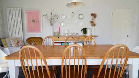 La salle à manger 2026 est chaleureuse, modulable et personnalisée pour en faire une pièce confortable et singulière. © monkeybusinessimages - Getty images