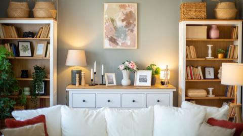 Des aménagements simples permettent de profiter d'un salon sans écran chaleureux et agréable. © draganab - Getty images