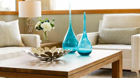 Le verre teinté peut être adopté par petites touches, notamment sur des vases design. © chuckcollier - Getty images