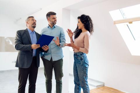 jeune femme fait l'état des lieux de sortie avec attestation de remise des clés de l'appartement où elle a vécu