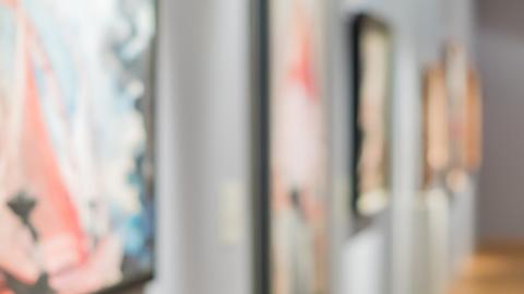 9 inspirations pour créer une galerie murale originale dans un couloir.