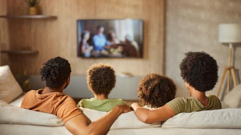 7 idées pour intégrer une TV dans le salon sans ruiner votre déco.