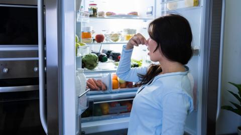 Le liège neutralise les mauvaises odeurs dans le réfrigérateur.