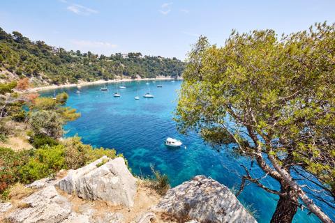 Vue sur l'Anse de Mejan dans le quartier romantique du Cap Brun à Toulon