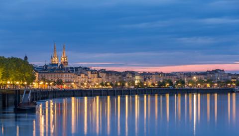 Vue de nuit sur Bordeaux et la Garonne. 