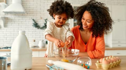 5 idées anti-gaspi pour réutiliser vos coquilles d’œufs à la maison ou au jardin.