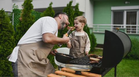 Certains livres sont particulièrement judicieux pour vous accompagner dans vos préparations au barbecue et à la plancha. © AleksandarGeorgiev - Getty images
