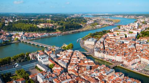Bayonne est l'une des villes les plus recherchées de Pyrénées-Atlantiques. © saiko3p - Getty images