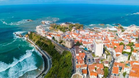 Biarritz est l'une des villes les plus dynamiques du Pays Basque, avec des prix immobiliers en hausse de 3,9 % sur un an. © saiko3p - Getty images