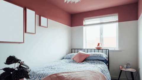 Vous pouvez peindre le plafond pour en faire un élément de décoration à part entière dans une pièce. © SolStock - Getty images