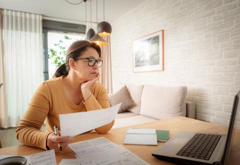 Solder, revoir vos mensualités, faire un RAC… que faire si vous avez trop de crédits ? @ Getty Images - fcafotodigital
