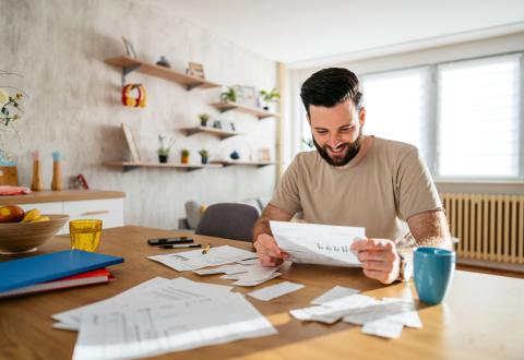 Conseil pour le rachat de crédit : 7 astuces pour faire accepter votre dossier. © Getty Images - urbazon