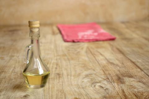 Huile d'olive + vinaigre blanc : le mélange magique pour redonner de l'éclat au bois