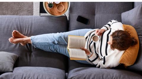 Les livres de d'architectes d'intérieur vous informent et vous accompagnent dans vos projets d'aménagement et de décoration. © eternalcreative - Getty images