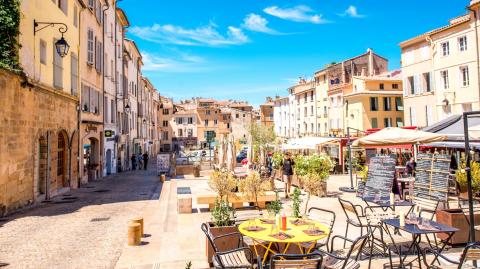 Place avec des cafés et des restaurants dans le Vieux Aix-en-Provence