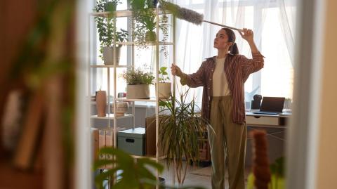 Le printemps est souvent l'occasion de planifier des nettoyages et rangements divers pour bien entamer la saison. © SeventyFour - Getty images