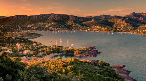 Coucher de soleil sur Agay et le massif de l’Estérel, Saint-Raphaël, Var