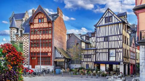Vue sur un quartier typique de la ville de Rouen avec de magnifiques maisons à colombages