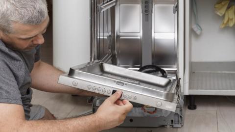 Lave-linge en panne, frigo qui lâche : en location meublée, qui doit vraiment sortir le chéquier ?