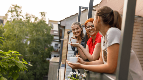 Le bar de balcon vous permet de profiter d'apéros ou de pauses café agréables en plein air. © fotostorm - Getty images