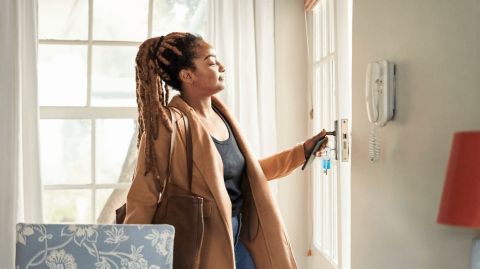 Il est recommandé de changer la serrure de sa porte d'entrée en emménageant dans une maison. © AJ_Watt - Getty images