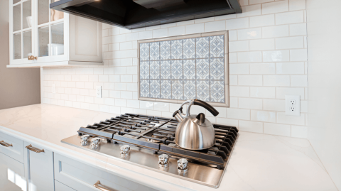 Il est possible de personnaliser une crédence de cuisine avec des restes de carrelage. © YinYang - Getty images