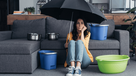 Certains assureurs proposent une assistance 24h/24 lors de la survenue d'un dégât des eaux dans votre logement. © LightFieldStudios - Getty images