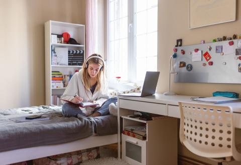 Ressources, identité… les documents à réclamer au garant d’une location étudiante. © NoSystem images - Getty Images