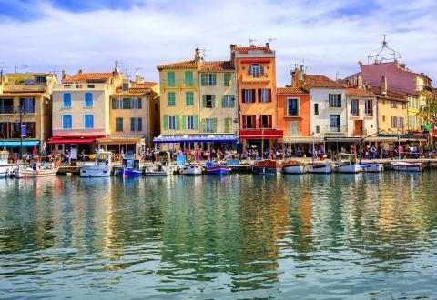 L’achat d’une résidence secondaire engendre des frais courants et ponctuels à ne pas négliger. © Xantana - Getty Images