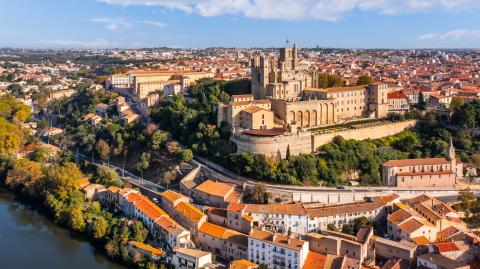 Vue aérienne de la cathédrale Saint-Nazaire sur l’Orb à Béziers, Occitanie
