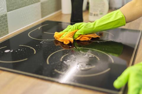 Les bons produits et les bons gestes pour nettoyer sa plaque de cuisson