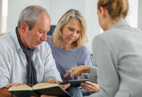 Donner sa maison de son vivant : une bonne idée pour une transmission de patrimoine sereine. © nicexray - Getty Images