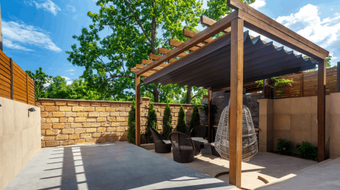L'emplacement de votre pergola mérite votre attention pour vous permettre d'en profiter au maximum. © Miroha141 - Getty images