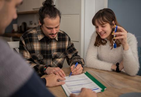 Comment louer un appartement étudiant : les avantages et spécificités à connaître. © Rockaa – Getty Images