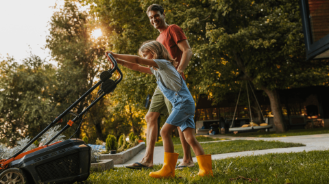 Si vous souhaitez tondre votre jardin un jour férié, il est nécessaire de vérifier si vous en avez l'autorisation, et sur quel créneau horaire. © Dimensions - Getty images