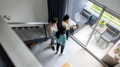 Lorsque vous revendez votre logement, l'assurance emprunteur s'arrête automatiquement. © ToucanStudios - Getty images