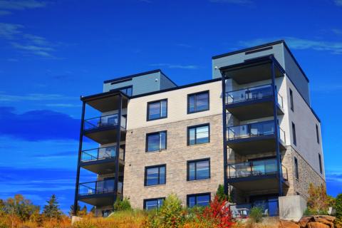 Immeuble avec ciel bleu en fond. 