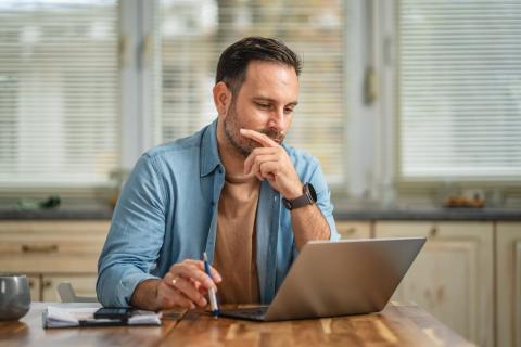 homme se renseigne sur internet à propos du délai de prescription des loyers impayés