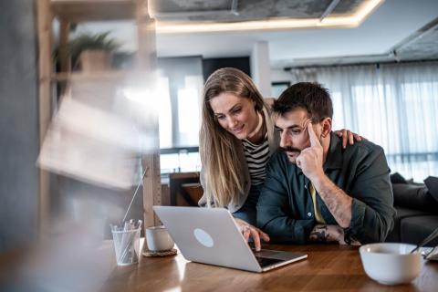 couple se renseigne sur internet sur la nouvelle définition de lu loyer impayé