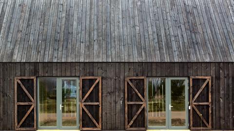 Brûler sa façade pour qu'elle dure 100 ans : l'astuce japonaise du Shou Sugi Ban.