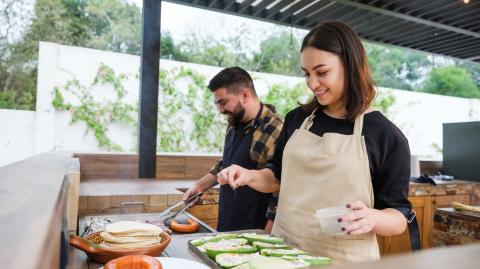 Couple cuisinant dans une cuisine extérieure 
